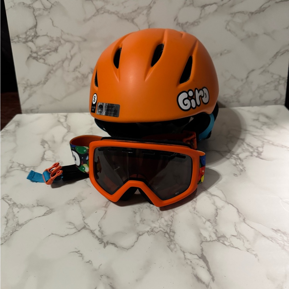 Giro Launch Combo Pack Youth Snow Ski Helmet w/Matching Goggles. Youth Small